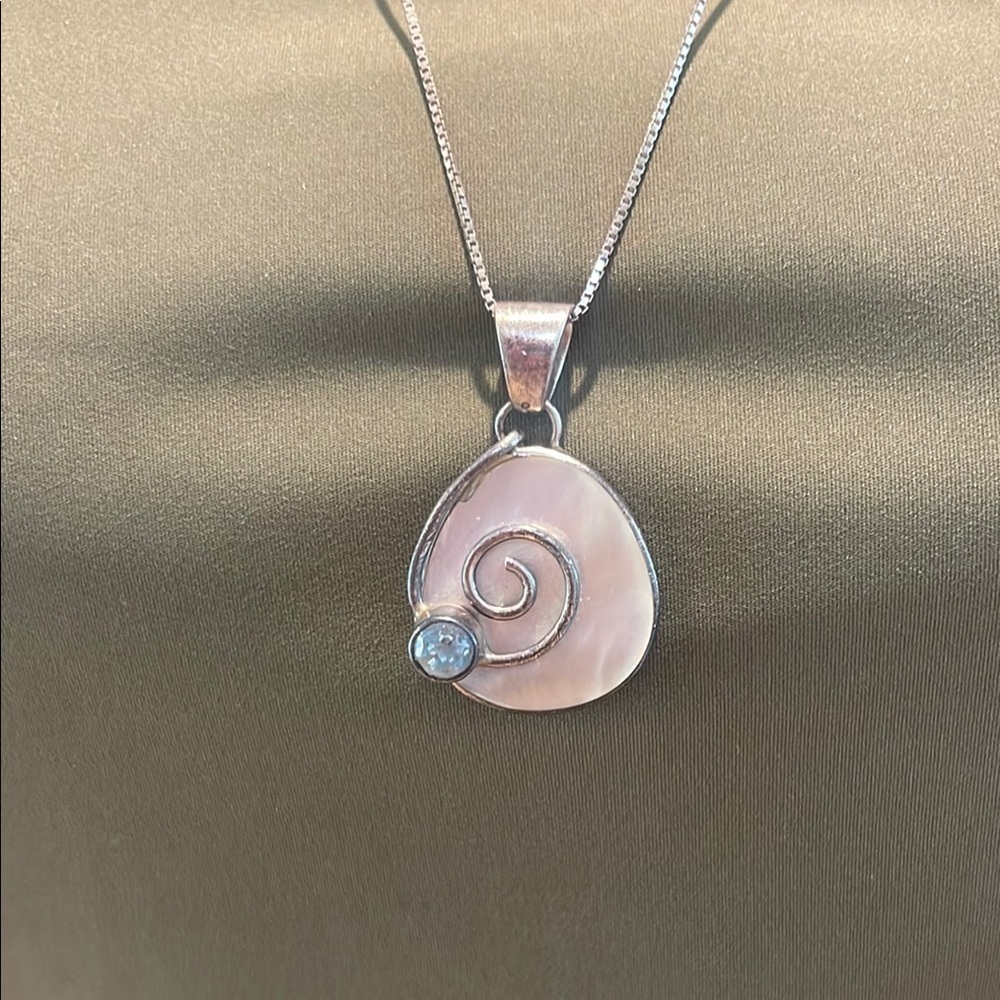 Elegant Silver Pendant Necklace - Picture 3 of 6